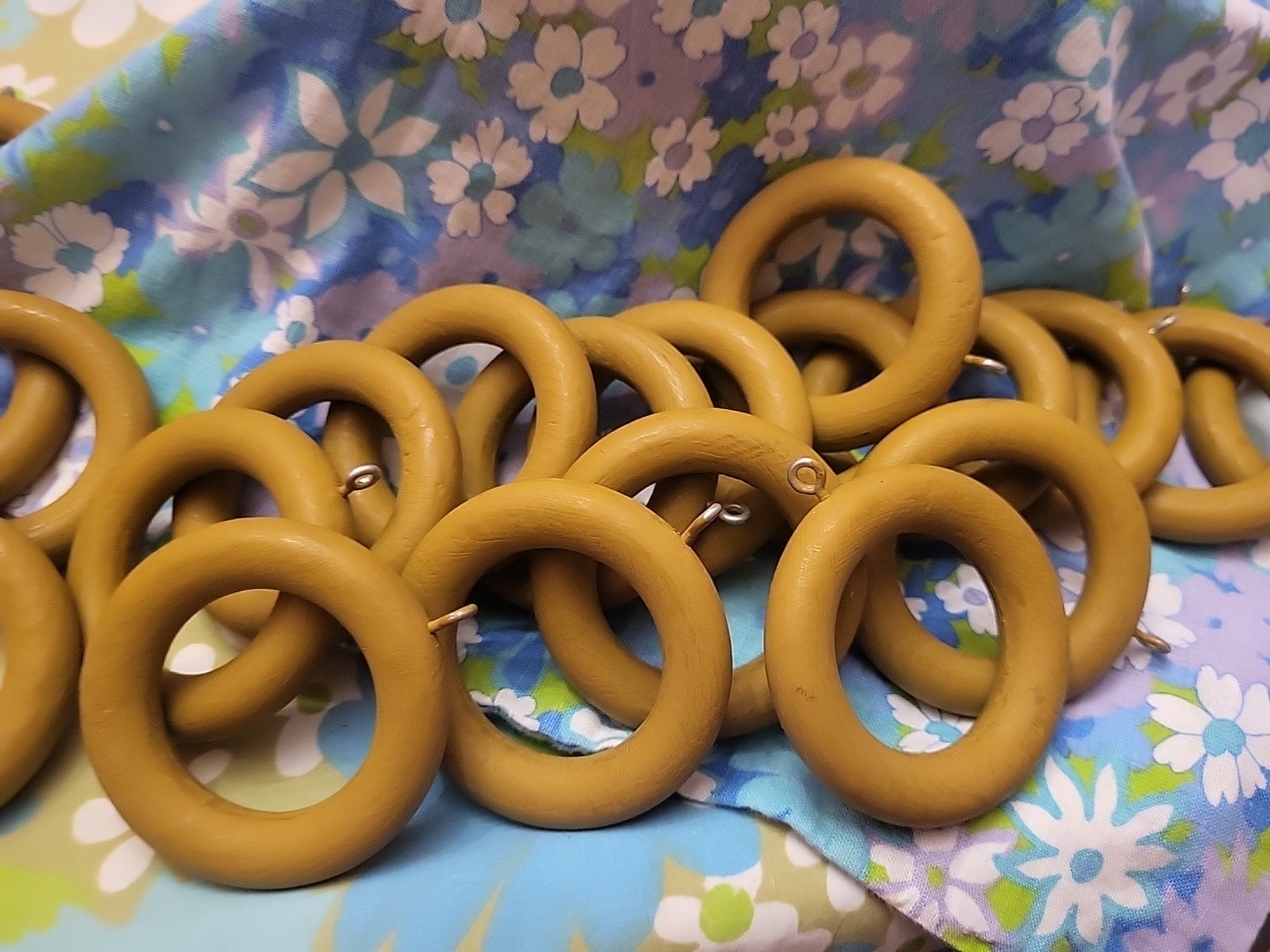 Set / 20 Plastic Faux Wood 2.75″ Curtain Rings Eyelets for 1.5″ ROD