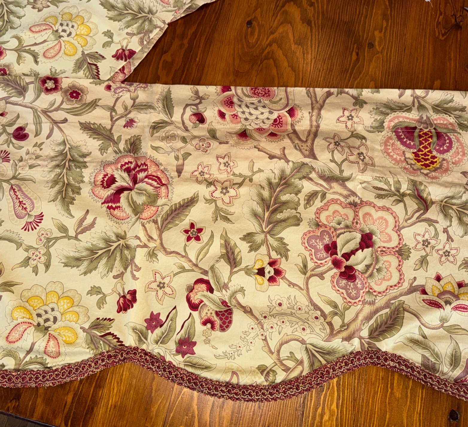 2 Waverly Rod Pocket Valance, Imperial Dress Antique, 50″ W X 15″ L EUC