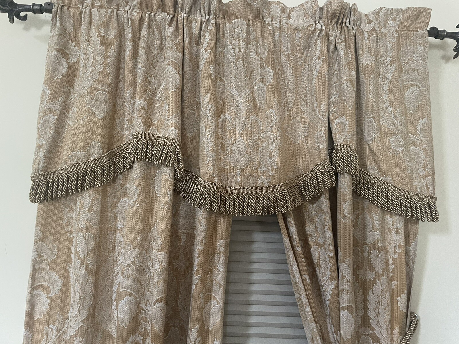 2 GOLD & WHITE DAMASK CURTAIN PANELS ATTACHED TASSLE VALANCE TIE BACKS 84X57 HV4