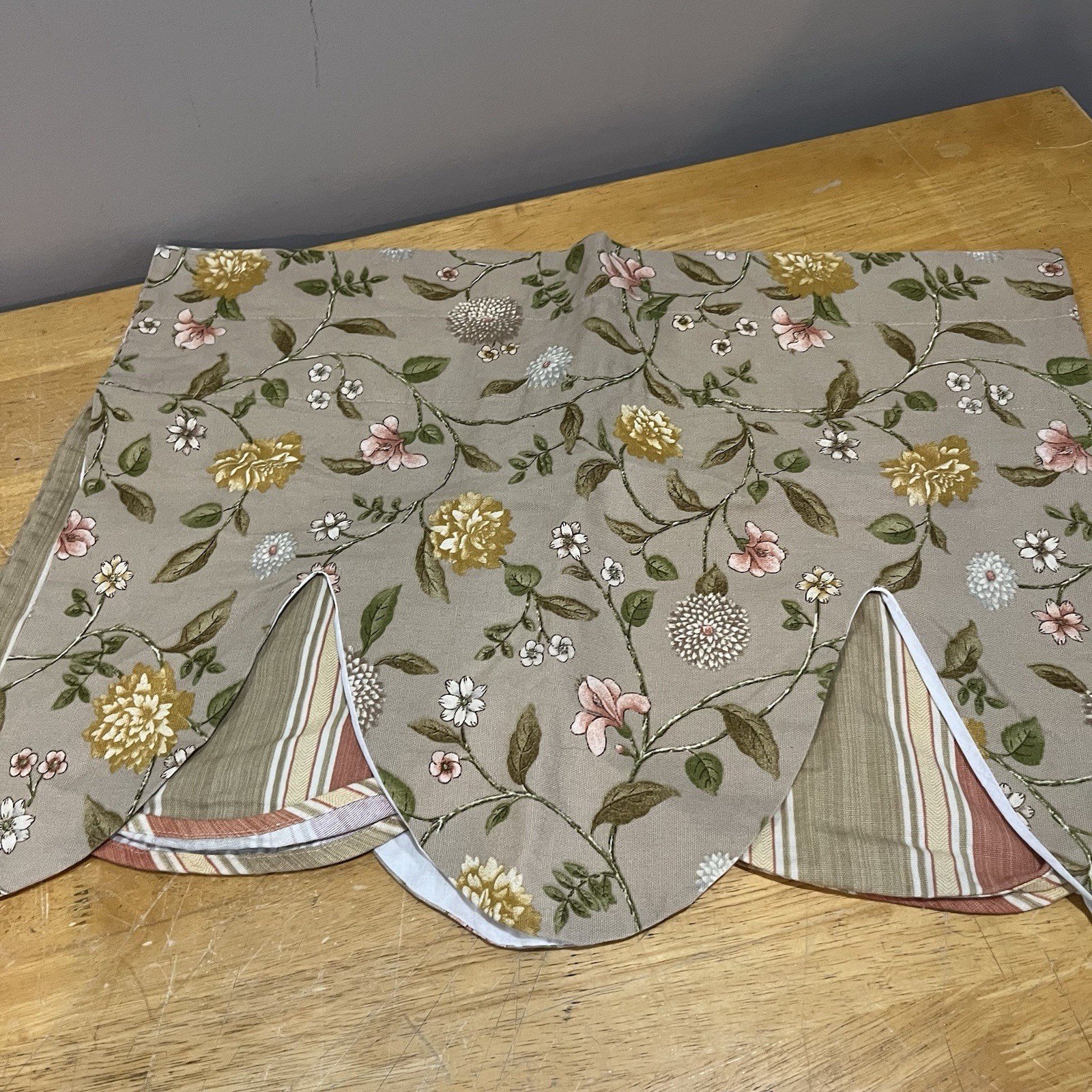 Waverly Home Classic Doserela Vine Quartz Peek-A-Boo Valance Country 50×19″