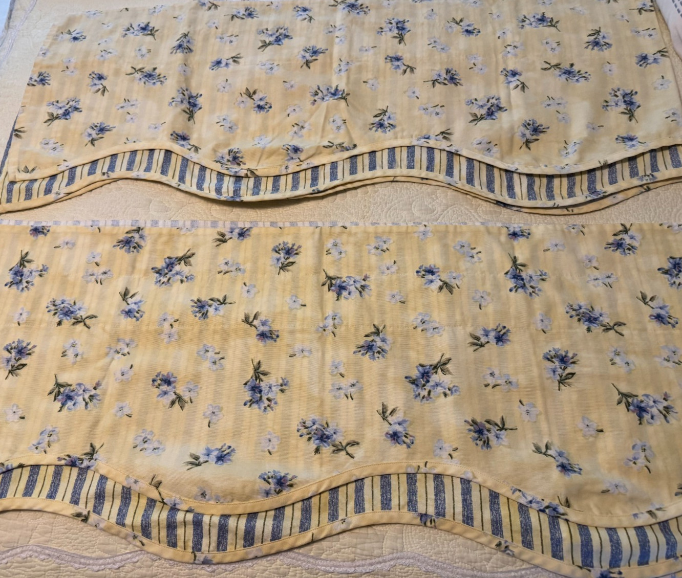 Waverly “Fontanelle Buttercream” Fairfield Valance 16.5 x 77 EUC