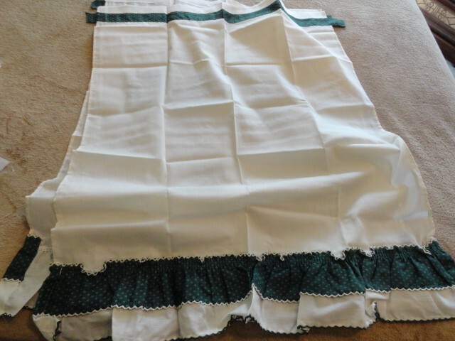 Vintage Pair Ruffled Tier Curtain 56″W x 36″L Ivory & Hunter Green