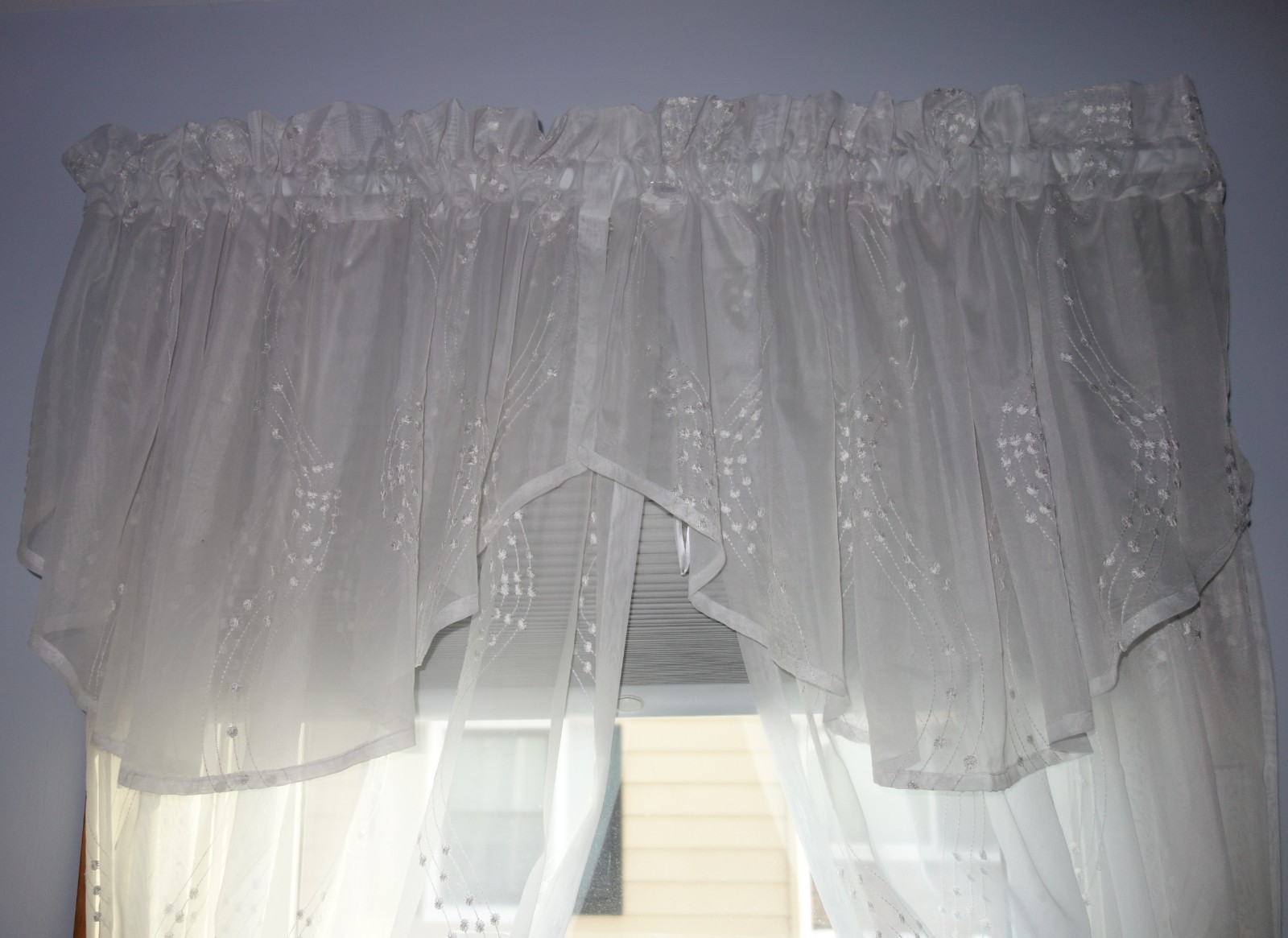 Liz Claiborne Set of 2 Sheer Swirl Design White Rod Pocket Ascot Valances