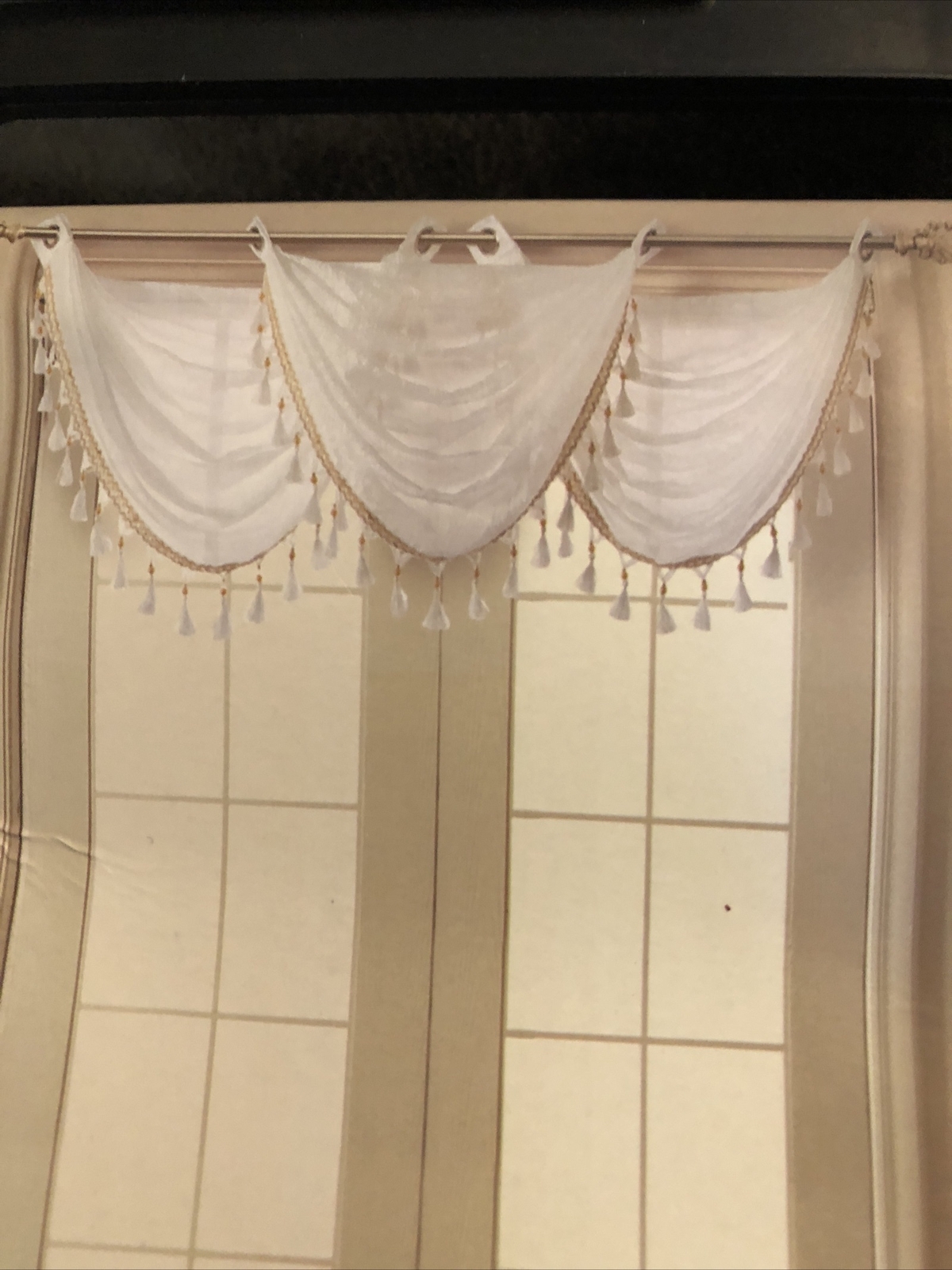 NEW Victoria Classics White Waterfall Taffeta Grommet Valance Fringed gold 36×37
