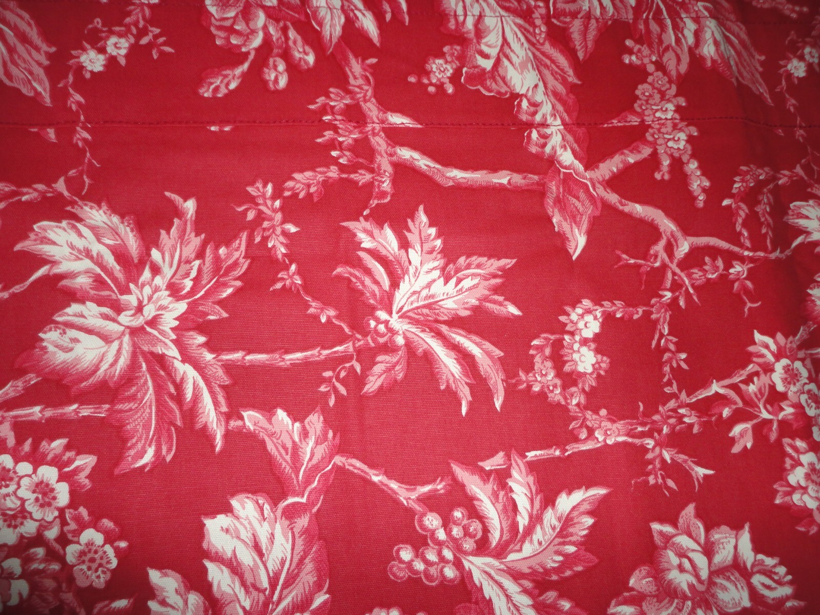 MARTHA STEWART FRENCH RED & WHITE FLORAL (1) BLOUSON TAILORED VALANCE 17 X 84