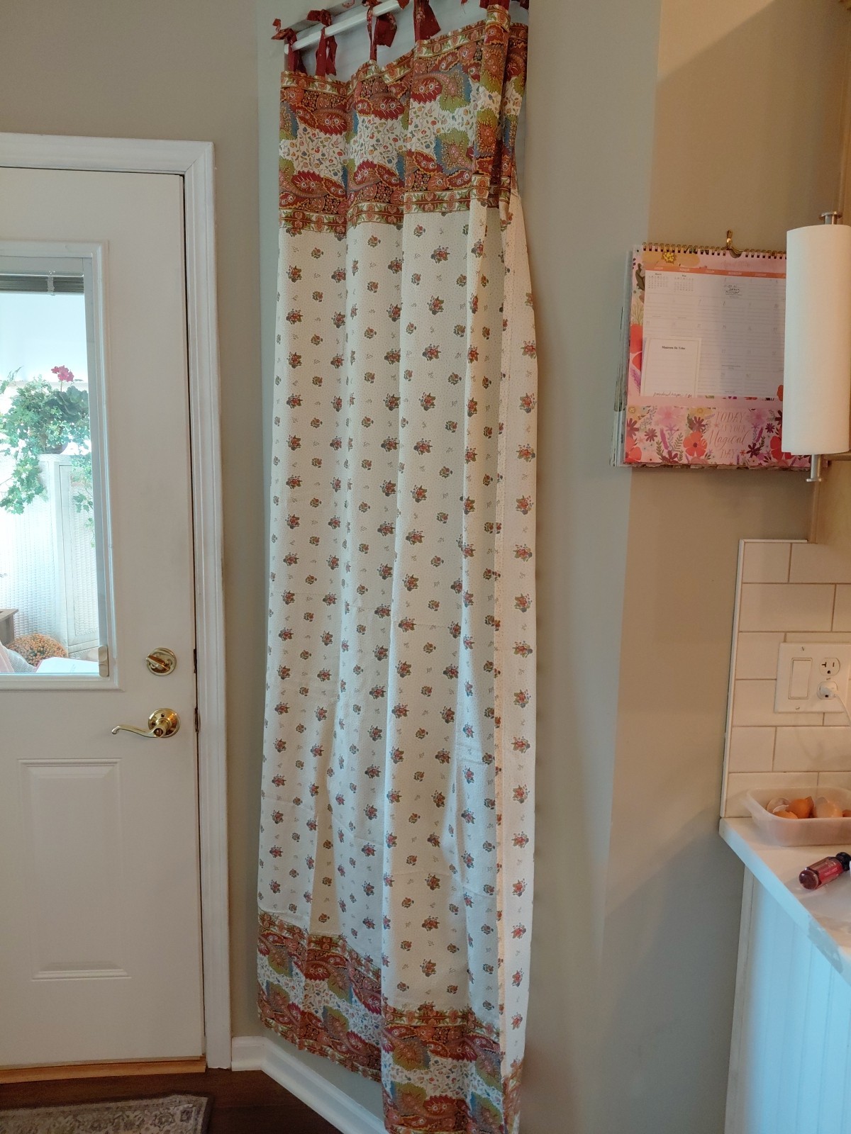 Set/4 Vtg Tie-Top Floral Curtains, cream background border print Rust Green Blue