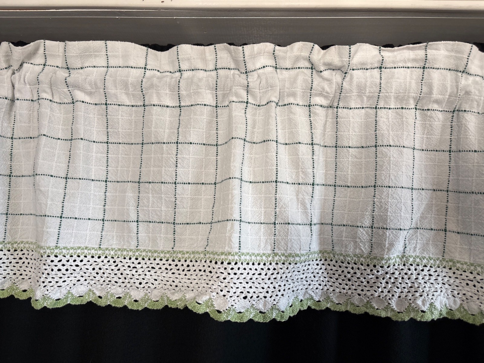 Window Valance White Green Checkered Crochet Edge 56″W x 12″L