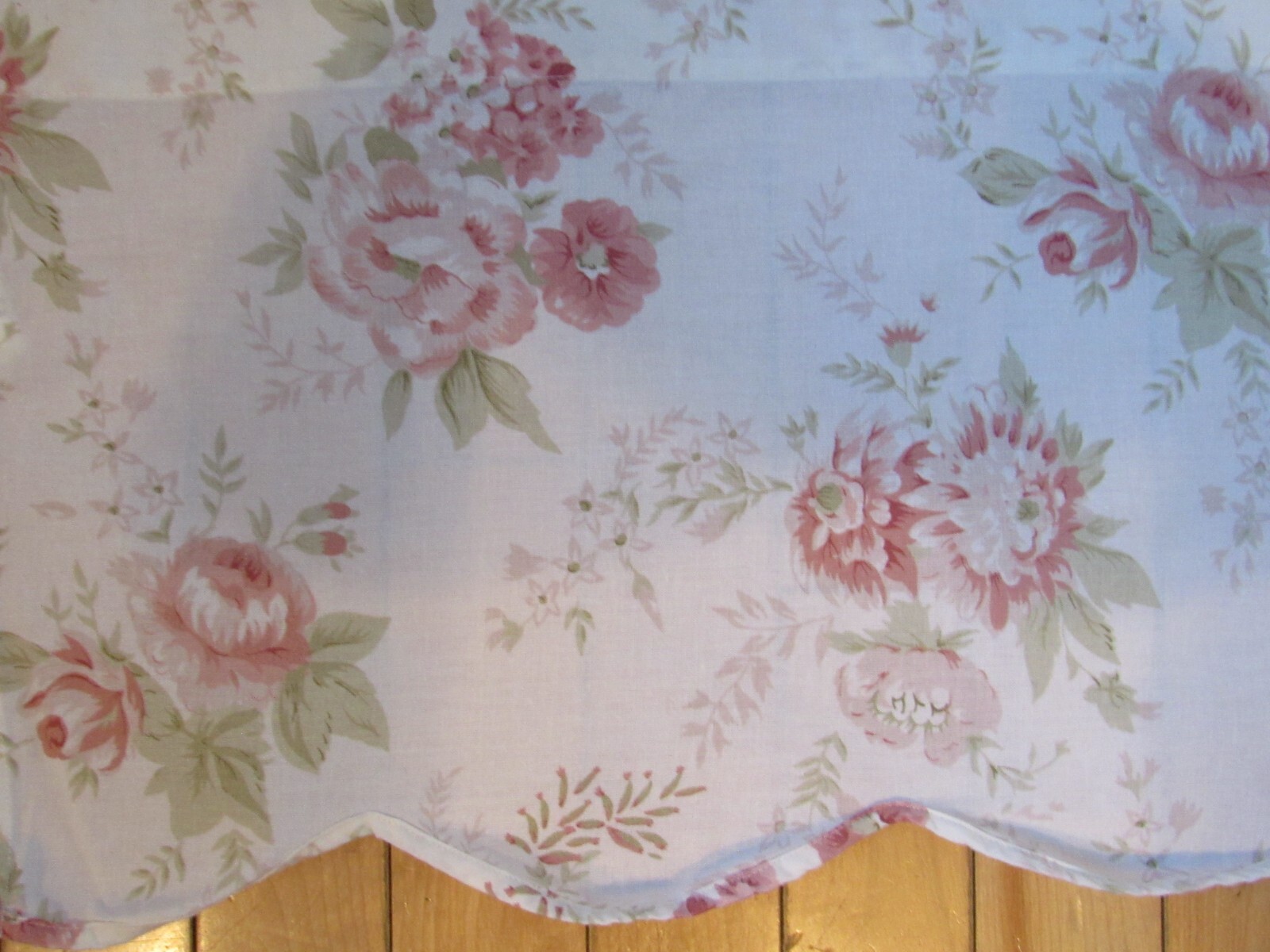 PARK DESIGNS SCALLOP SHABBY CHIC LIGHT PINK GREEN FLORAL ON WHITE VALANCE HV2