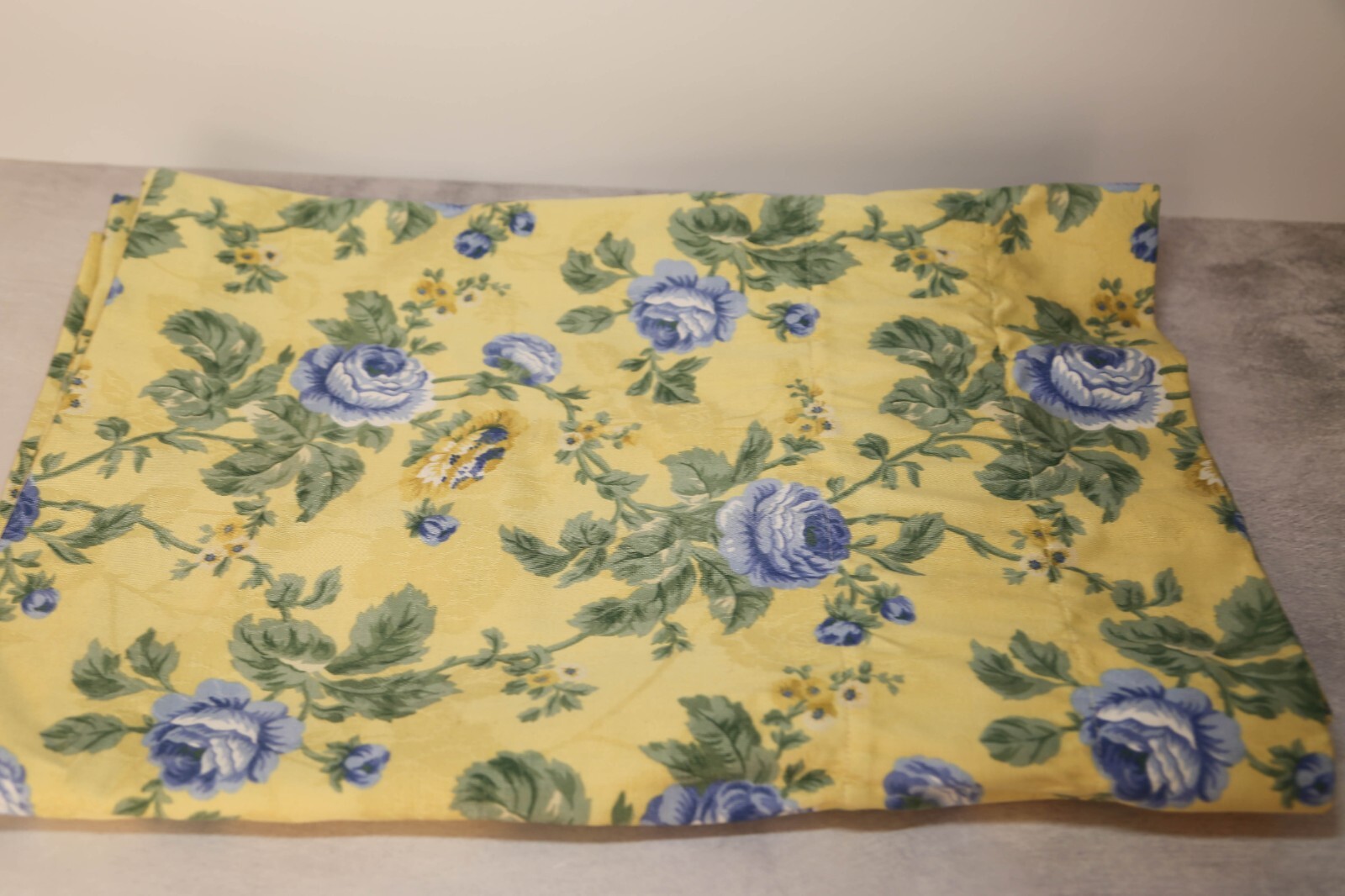 WINDOW VALANCE YELLOW FLORAL BLUE ROSES 18″x99″ SHABBY CHIC