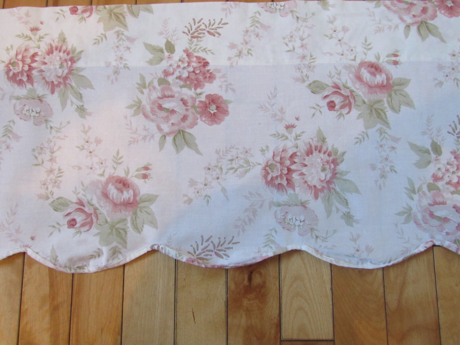 PARK DESIGNS SCALLOP SHABBY CHIC LIGHT PINK GREEN FLORAL ON WHITE VALANCE HV2