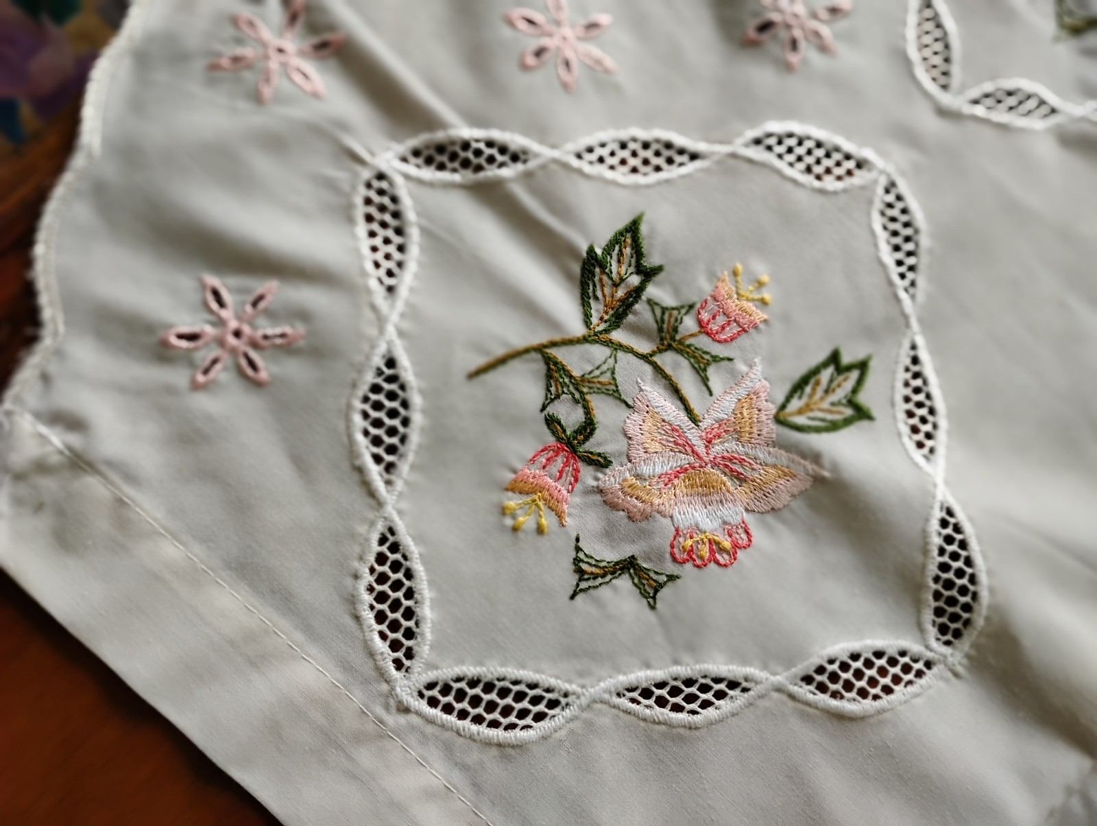 VTG PAIR Ivory Curtain Panels EMBROIDERY Floral-Scalloped Edge 64”L x 36″W NOS