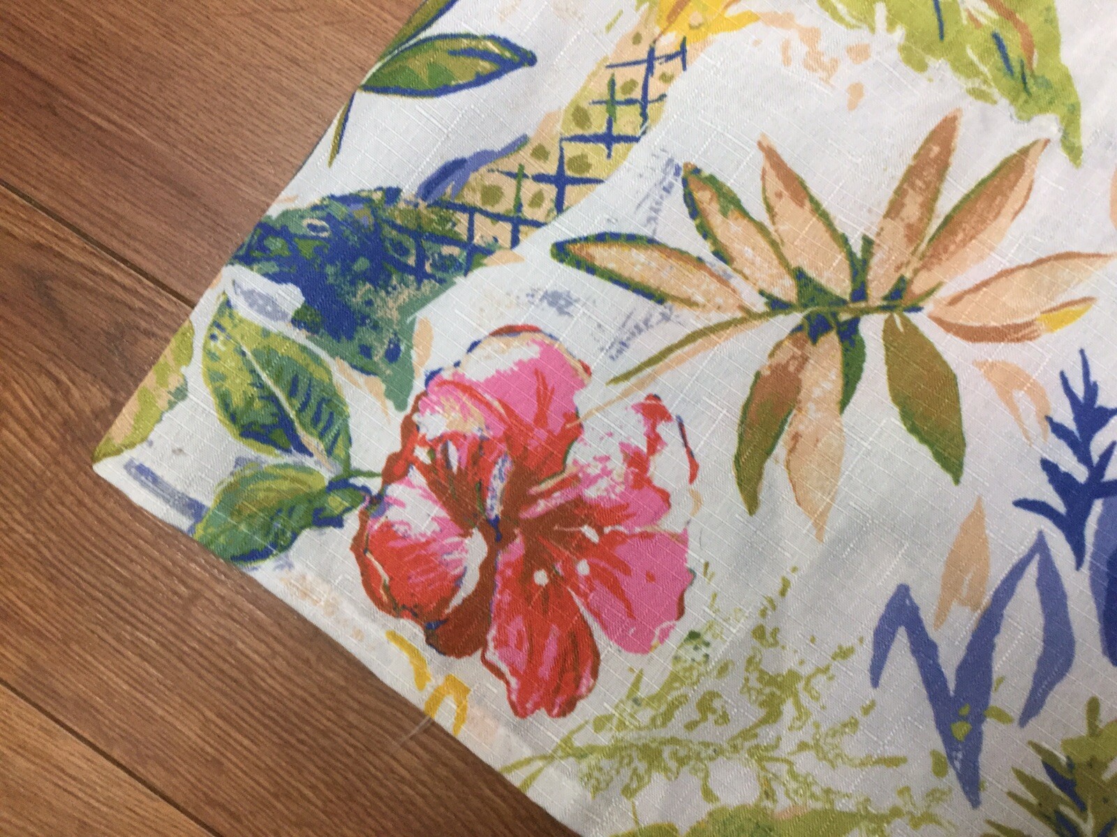 TROPICAL VALANCE WHITE PINK BLUE GREEN PINEAPPLE PALM HIBISCUS 73 X 15 BEAUTIFUL