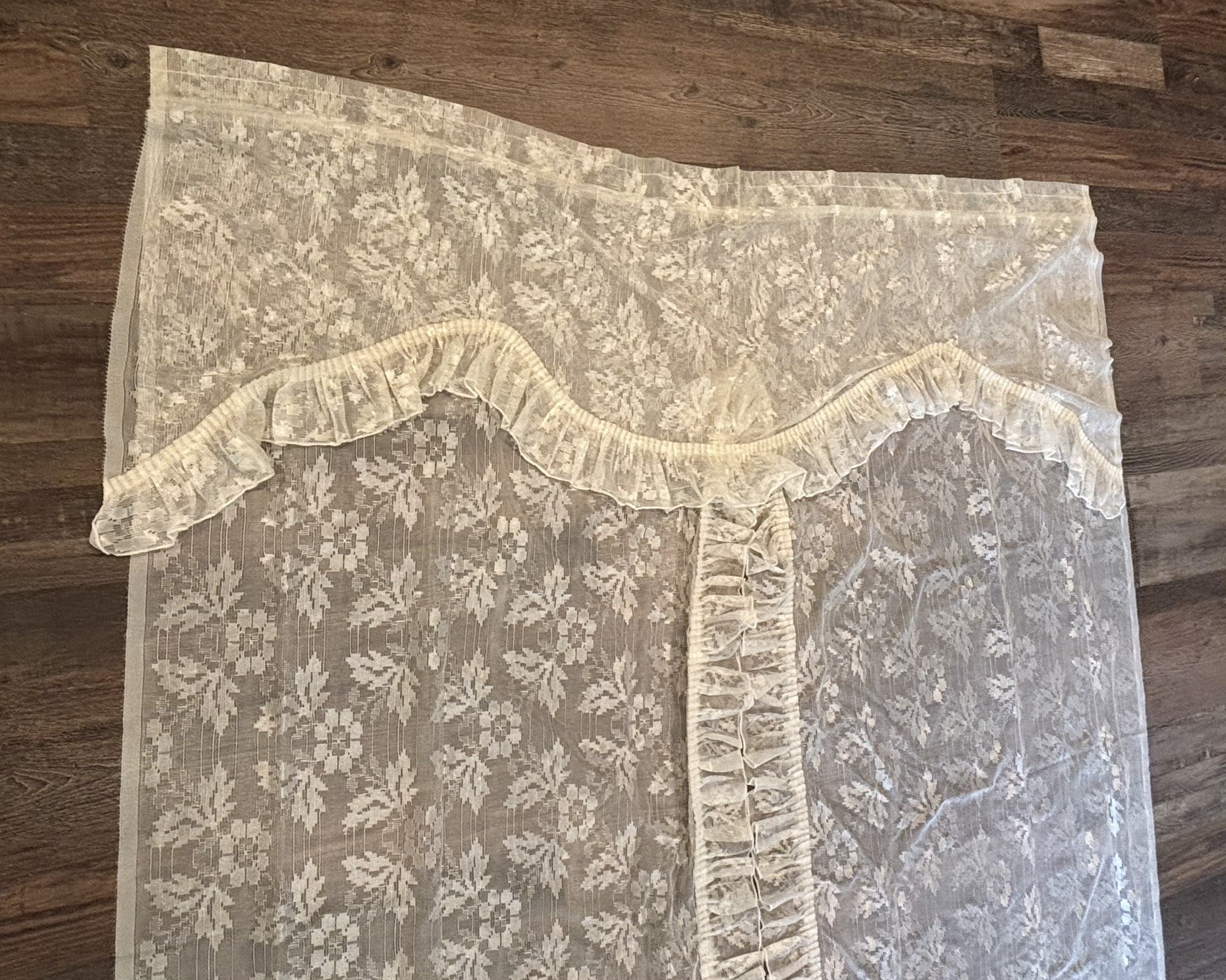 Vtg Ivory Floral Lace Curtain Ruffled Edges Attached Valance 58×84 Cottage Core