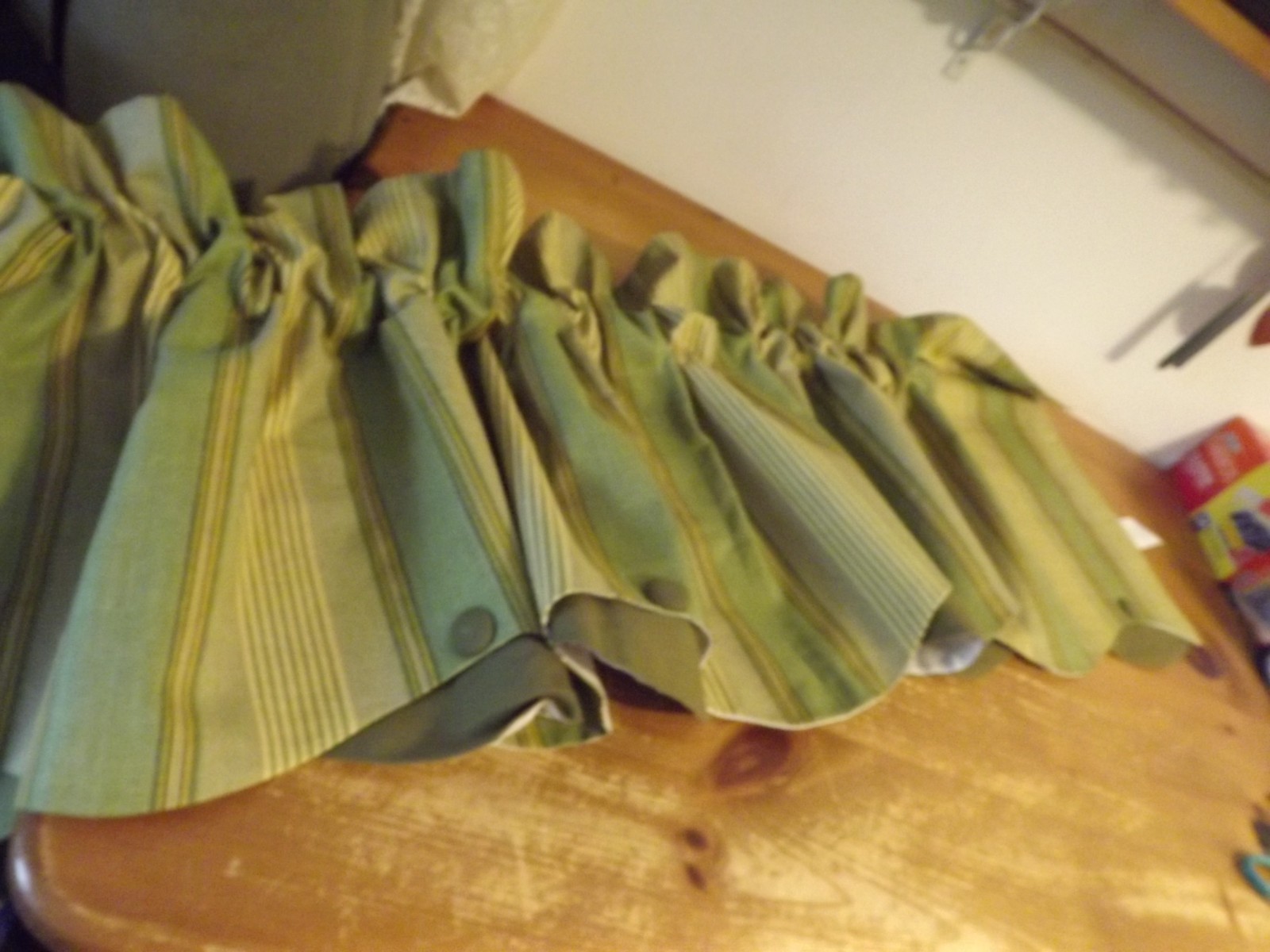 WAVERLY 2 layer LINED SCALLOPED VALANCE 80″W green yellow stripes