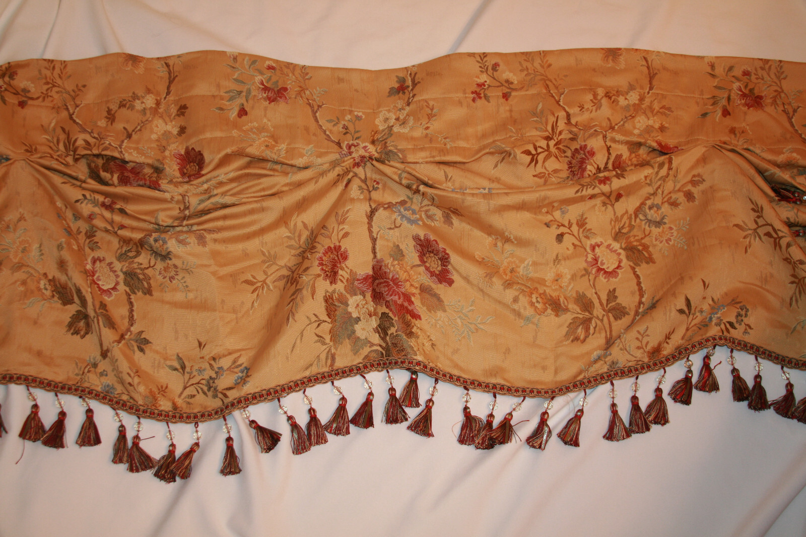 VGUC Croscill Yellow Beaded Floral Valance Tassel Red Blue Flowers