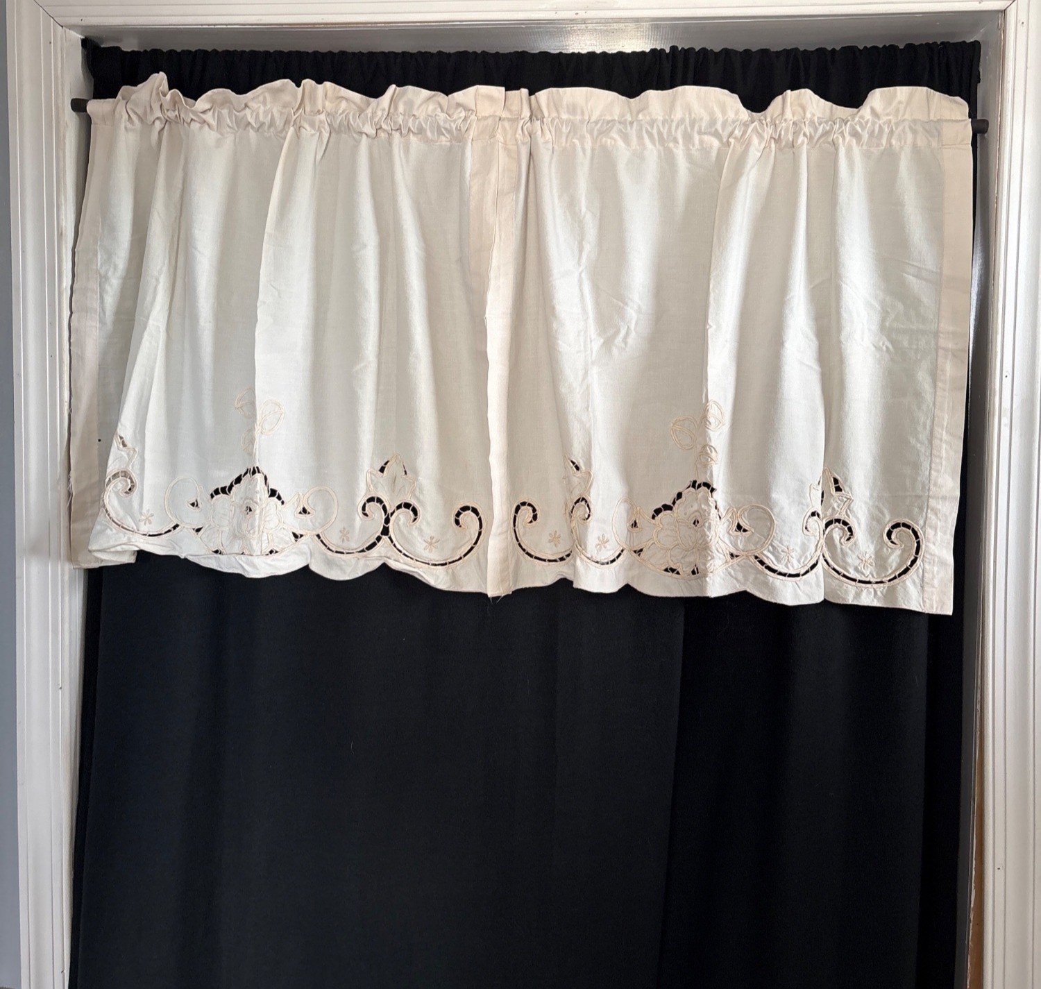 Vintage Cream Embroidered Cotton Valance – Floral Cutwork Design 60″W x 23″L