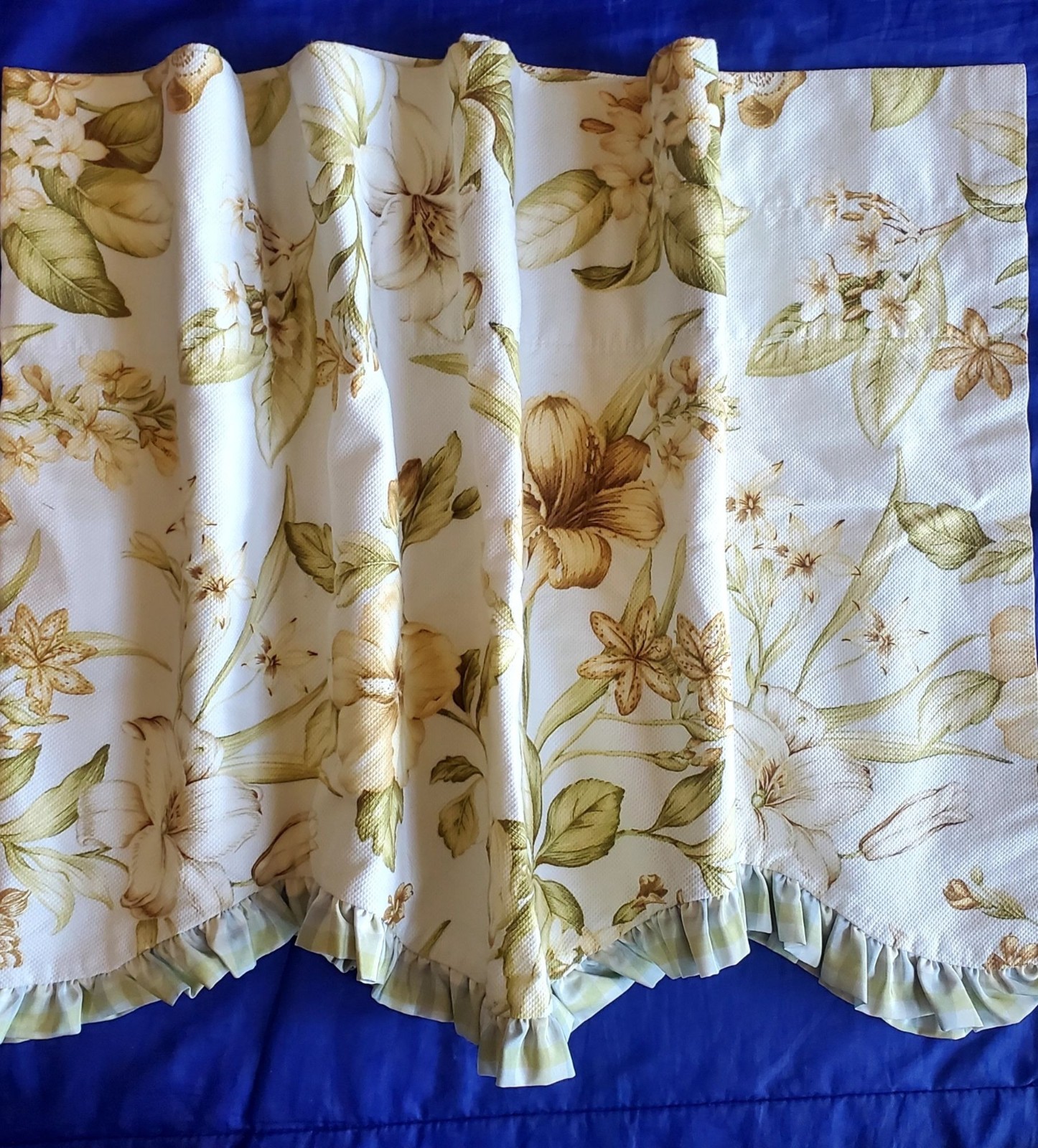 Vtg Williamsburg Valance 68Lx22″ White, Creamy Yellow Floral Cotton Plaid Ruffle