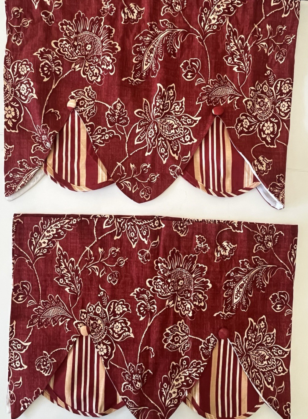 Williamsburg Everard Jacobean Scalloped Valance Red Floral Striped Set 2 53 x 18