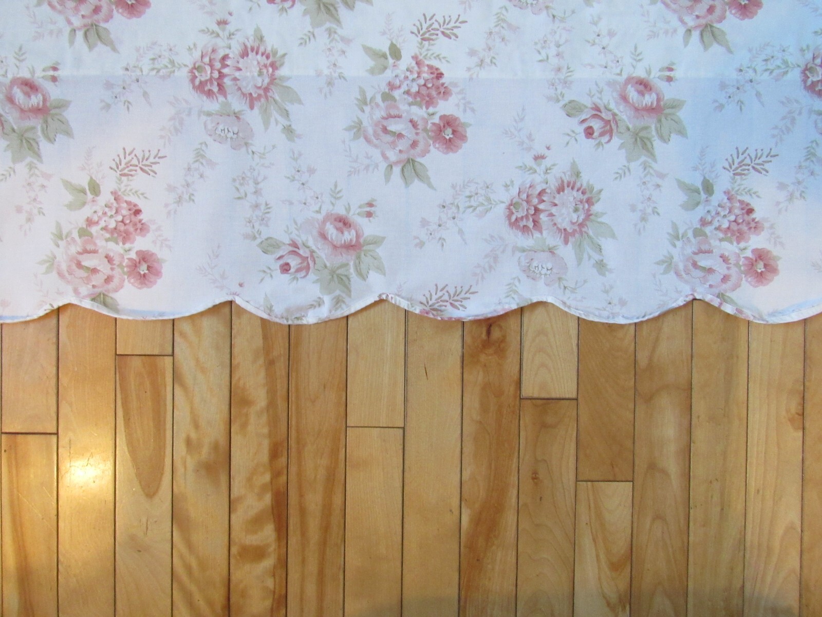 PARK DESIGNS SCALLOP SHABBY CHIC LIGHT PINK GREEN FLORAL ON WHITE VALANCE HV2