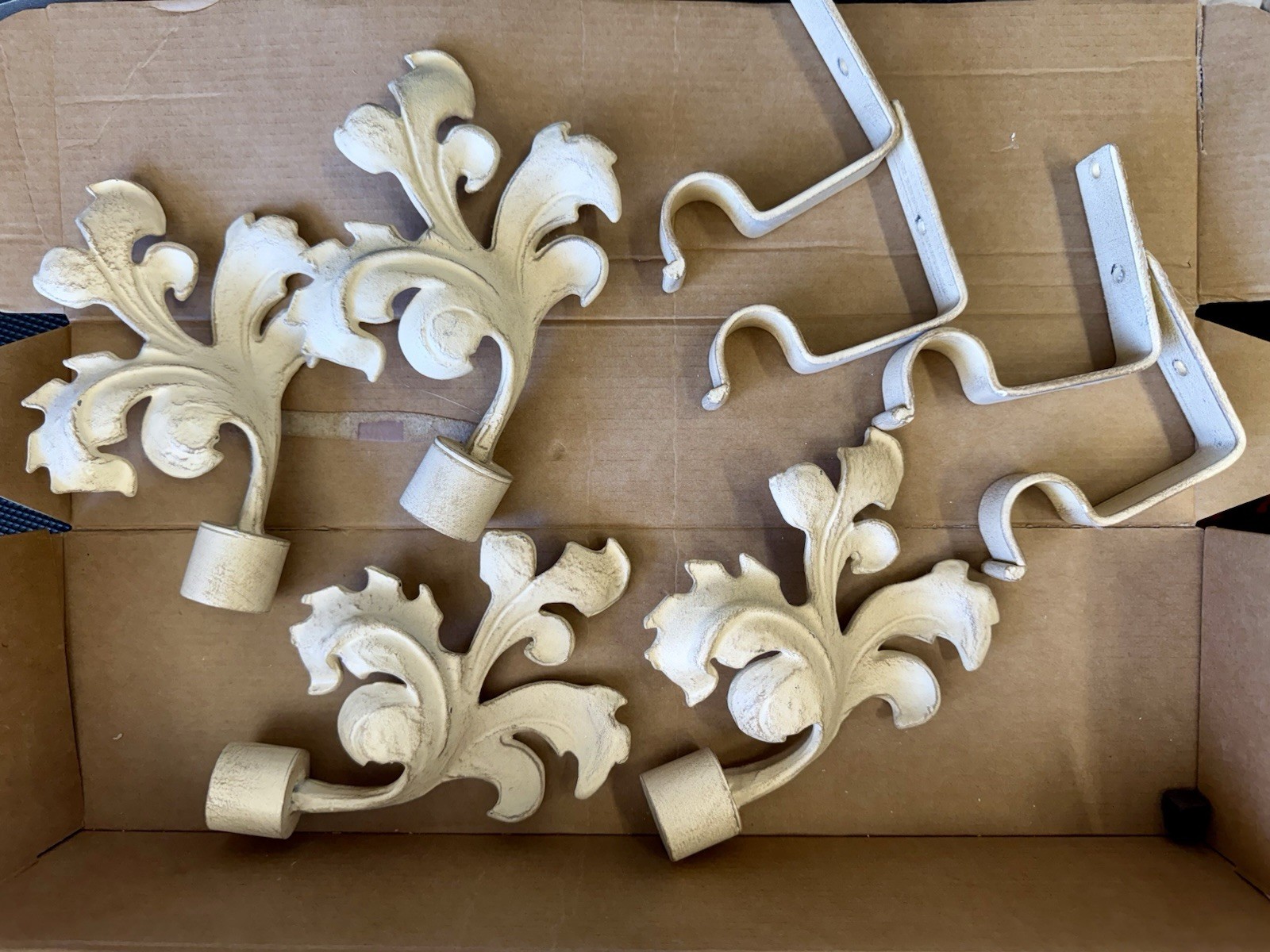 Set 4 Off White Cream Leaf Style curtain rod finials Ends w/Brackets Cast Iron