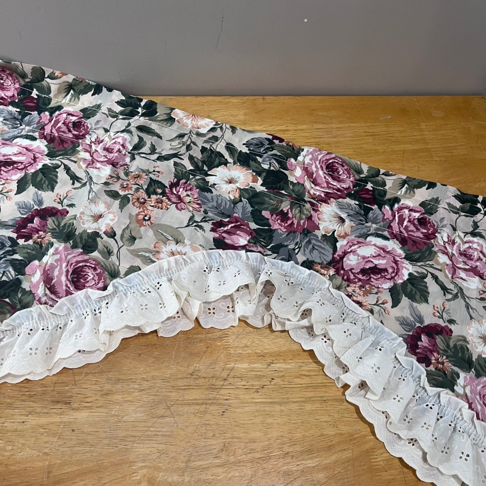 Vtg JCPenney Floral Rose Scalloped Valance Eyelet Lace Trim Cottagecore 86×19
