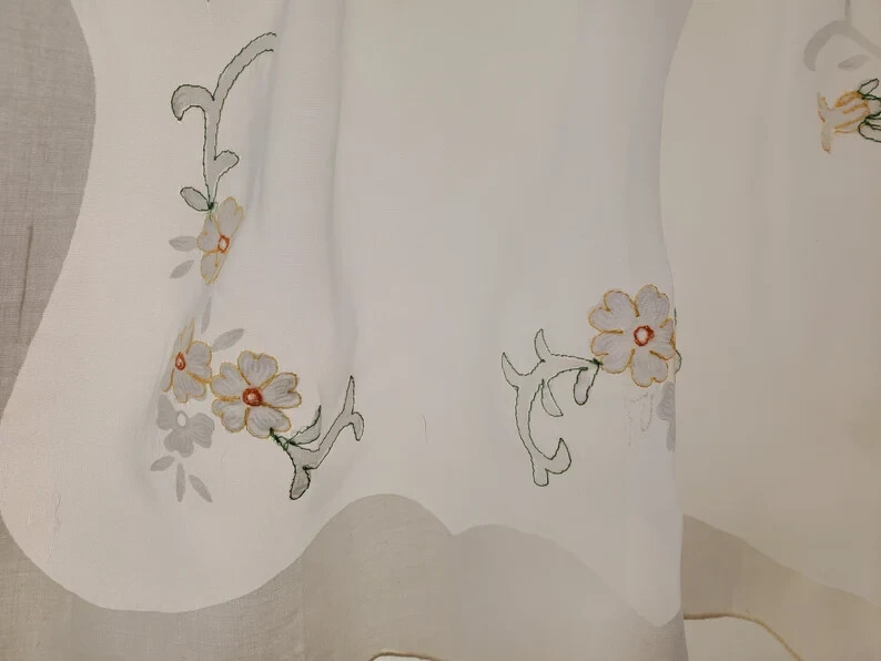 VINTAGE Embroidered Ivory Floral Valance with Cotton and Sheer Voile 68Wx11L