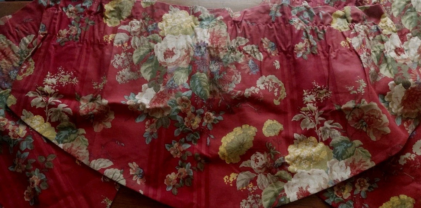 THOMASVILLE CRIMSON QUEENSLAND SWAGS WITH MATCHING VALENCES Reversible 2 Sets
