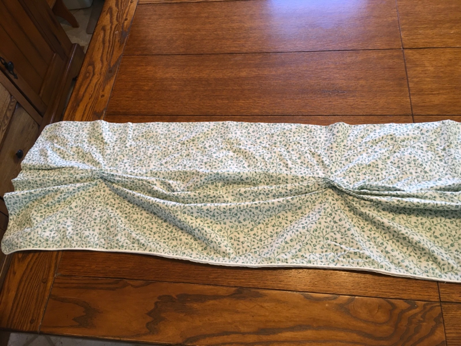 Balloon Valance 82×14 drop green & White lined