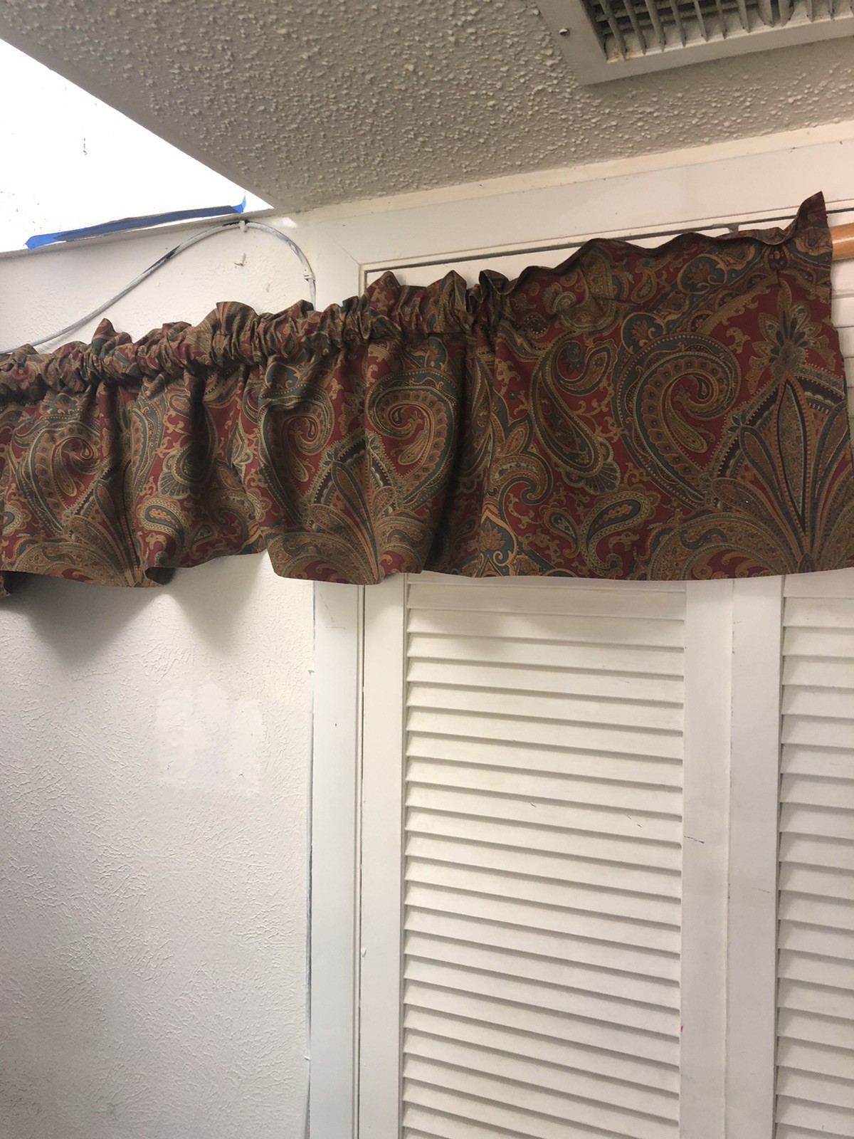 VNT Crown Crafts Valance Set of 2 Burgundy Paisley Floral 17×86″ Each 2Ply USA