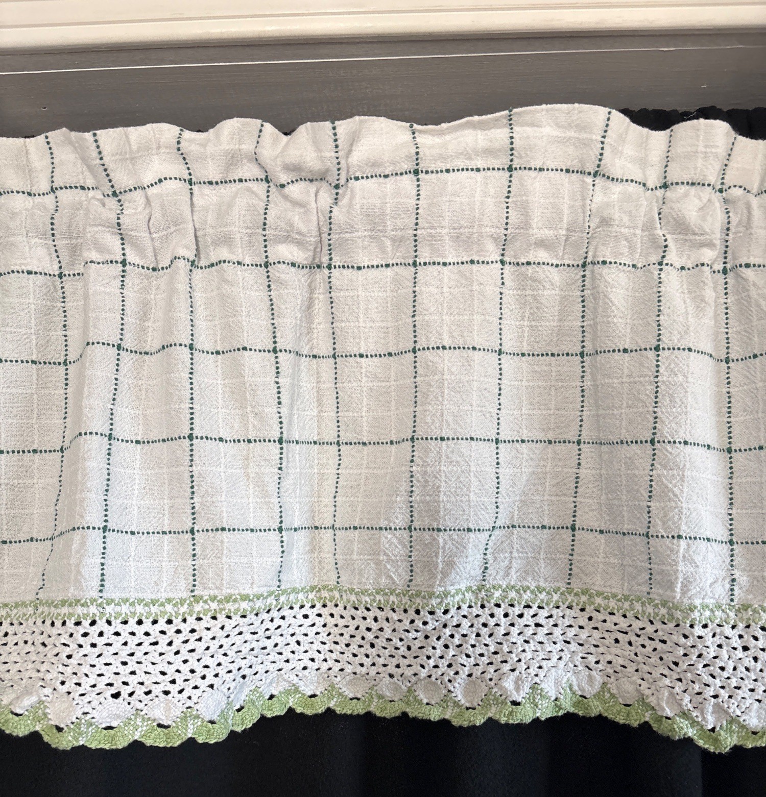 Window Valance White Green Checkered Crochet Edge 56″W x 12″L