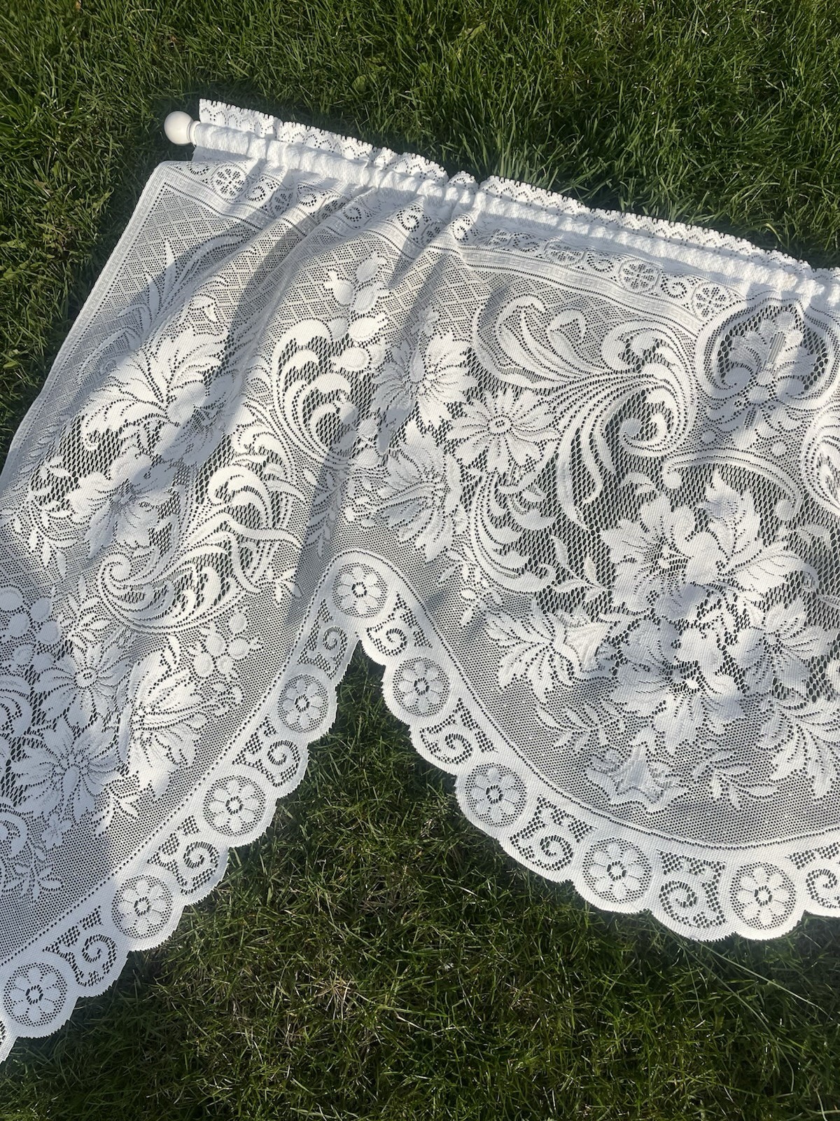 VINTAGE Victorian Lace Scalloped Edges Swag Valance 60” X 44” Beautiful Floral