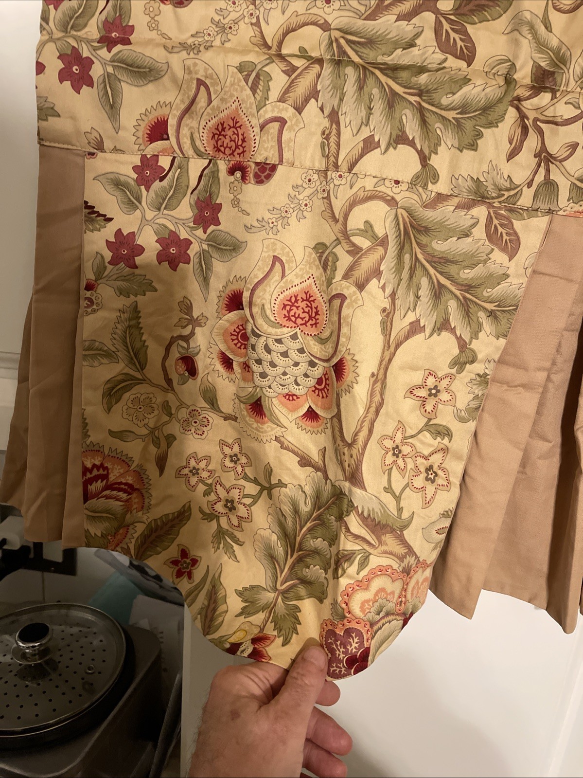 1 Waverly Imperial Dress Jacobean Floral 50″ x 18″ Scalloped Lined Valance