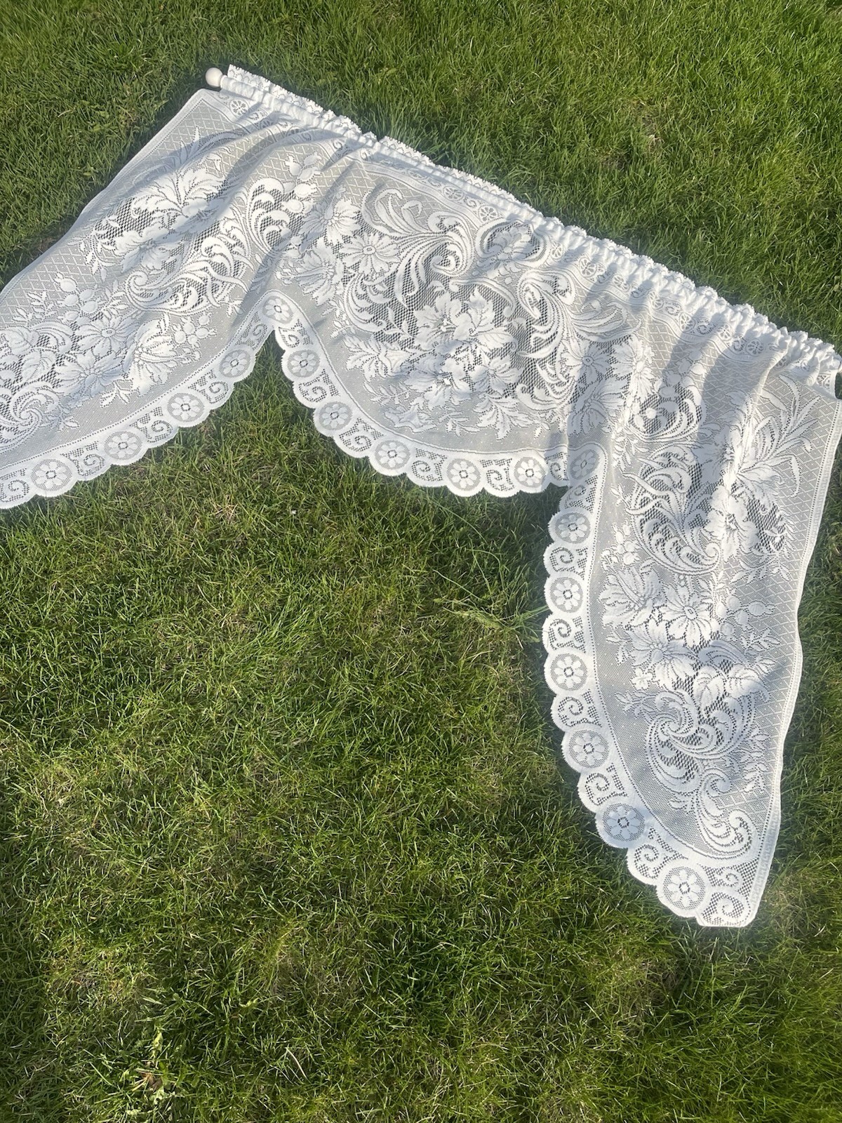 VINTAGE Victorian Lace Scalloped Edges Swag Valance 60” X 44” Beautiful Floral