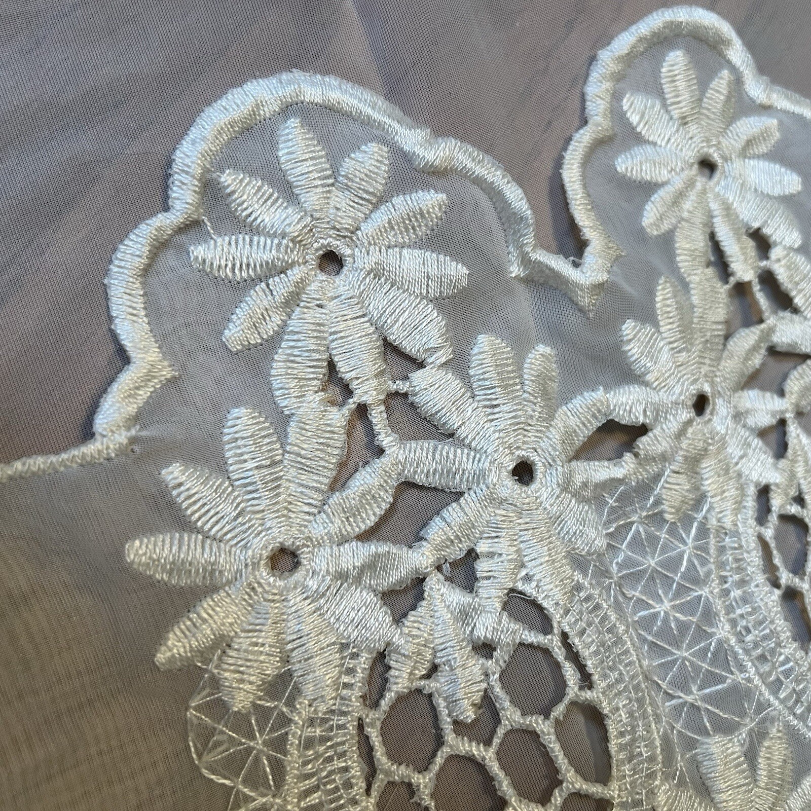 Pair VTG Lace Sheer Curtain Tiers Embroidered Scallop Daisy Flowers White Tiers