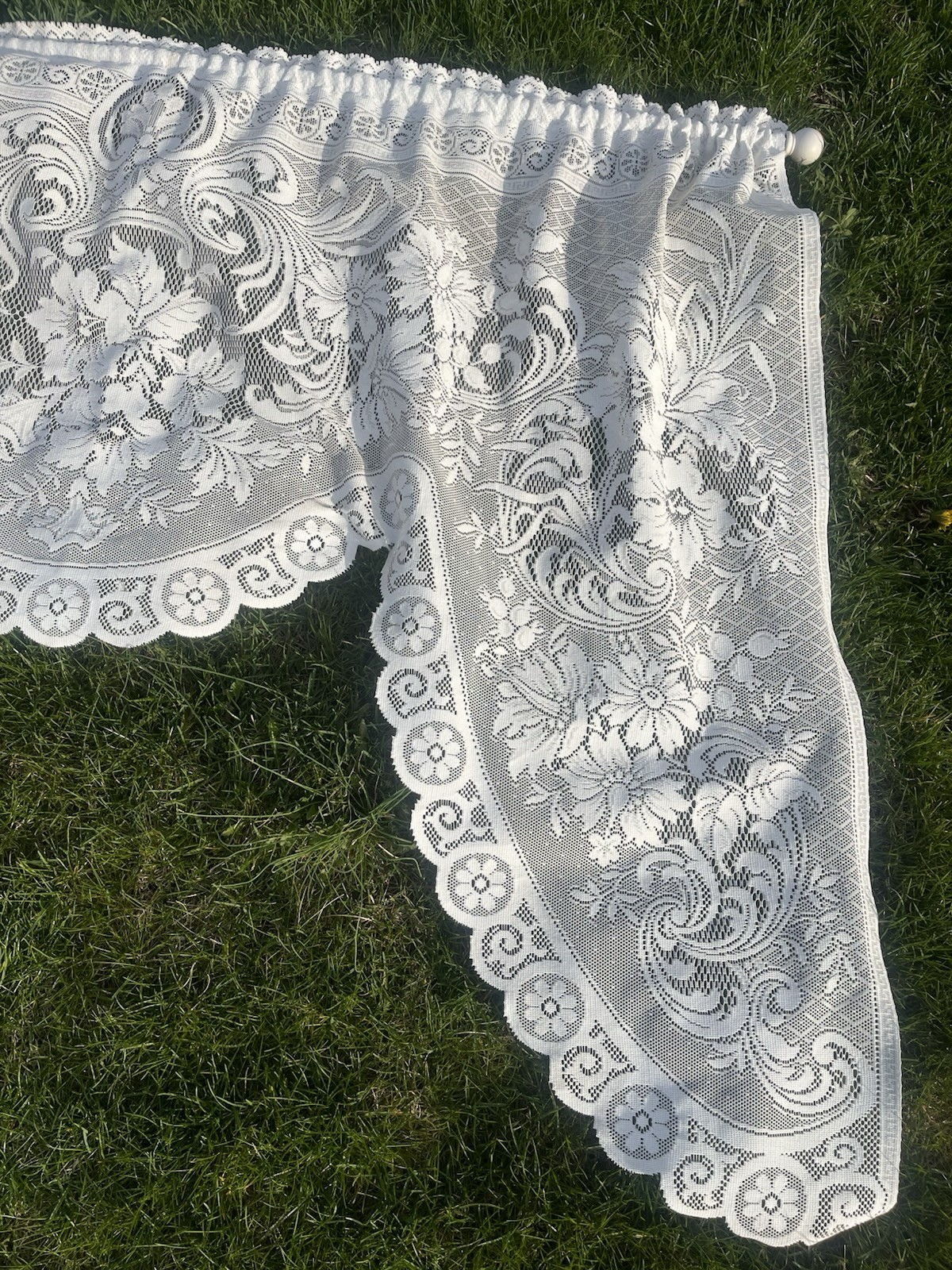 VINTAGE Victorian Lace Scalloped Edges Swag Valance 60” X 44” Beautiful Floral